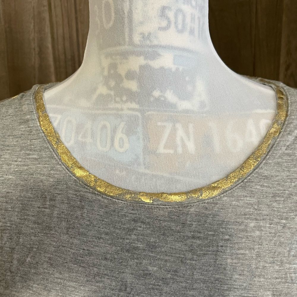 Women’s Gray/Gold Trim Tee. - Picture 4 of 8